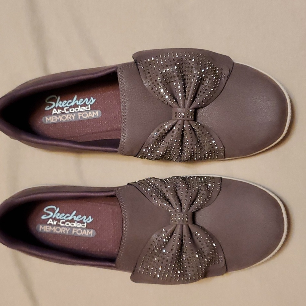 Sketchers Memory Foam Slip Ons with Bow.Purple mauve color sz.8.5